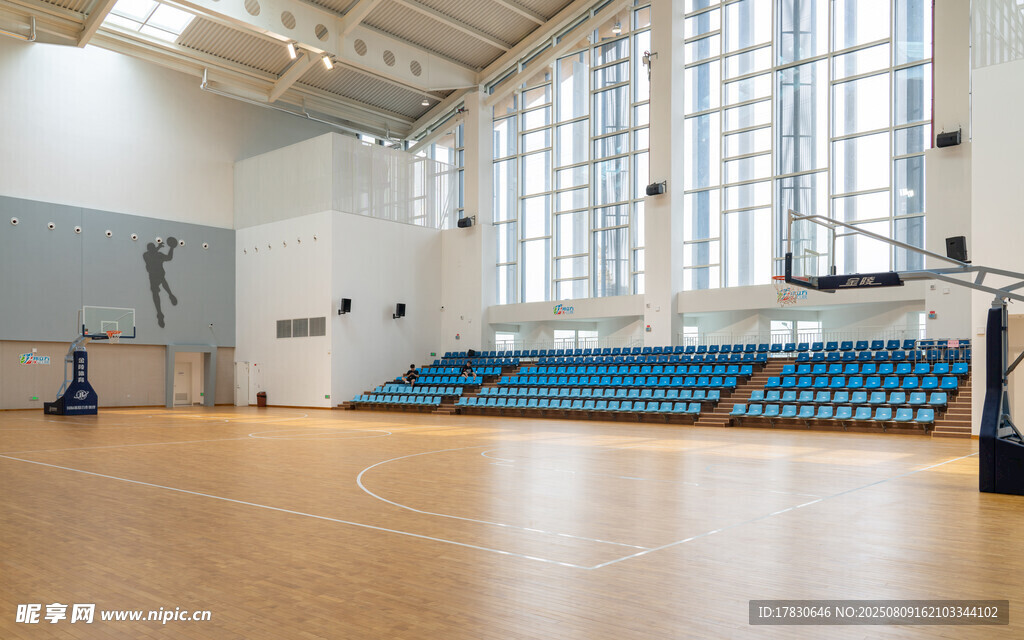 室內(nèi)空曠籃球場館