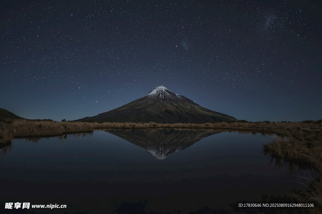 靜謐夜下富士山的湖景倒影