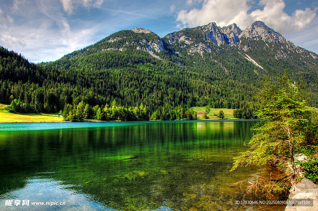 山間碧湖美景