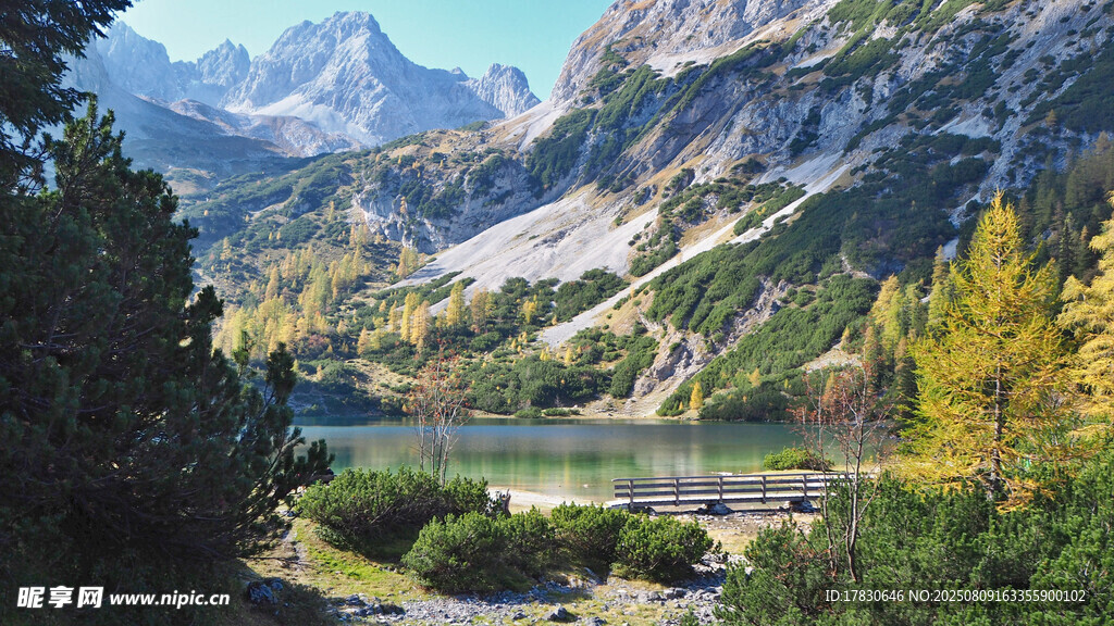 山間湖畔秋景