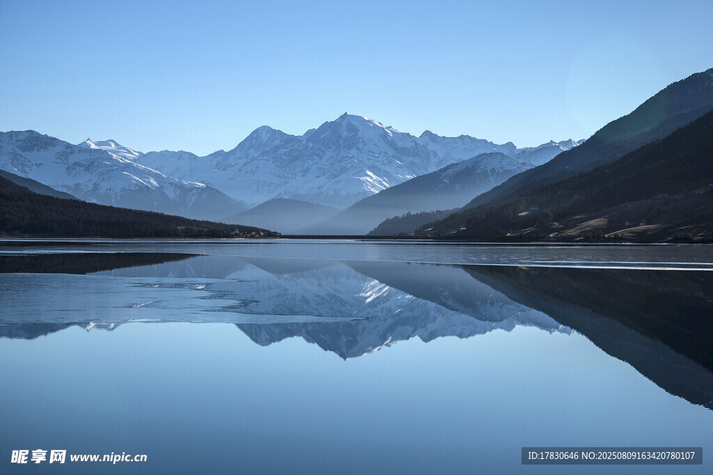靜謐山水湖景倒影如畫