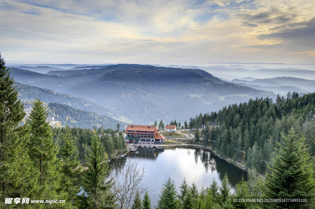 山林湖畔美景