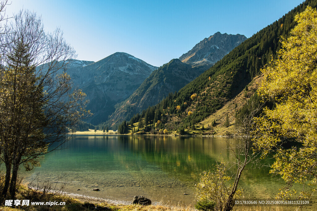 山間碧湖秋景