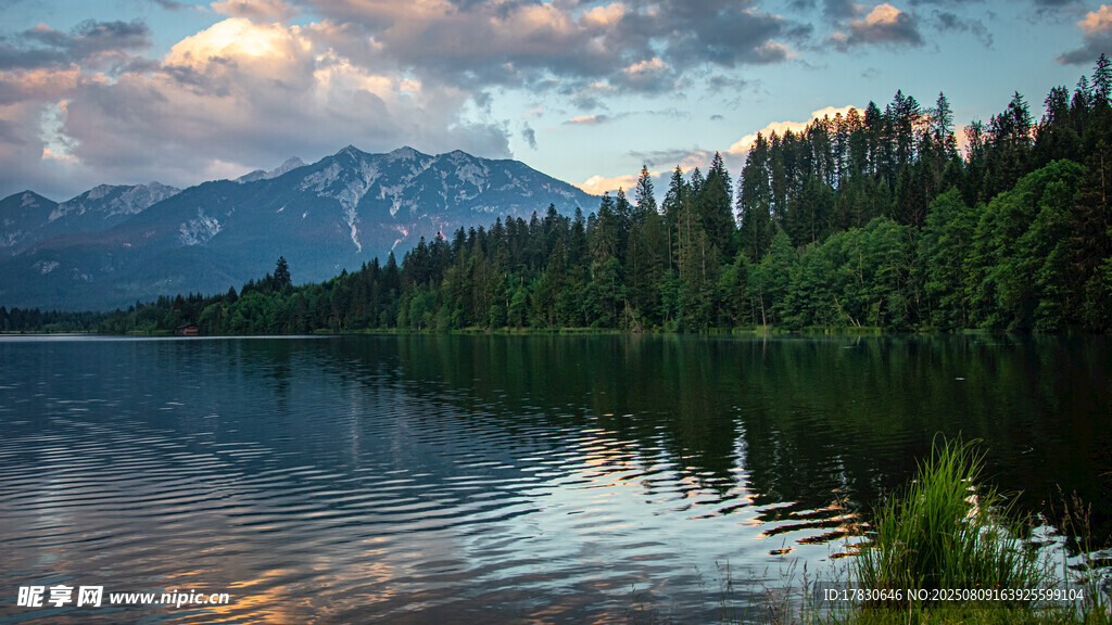 湖畔山林黃昏美景
