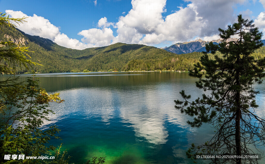 美麗湖景與山間藍天白云