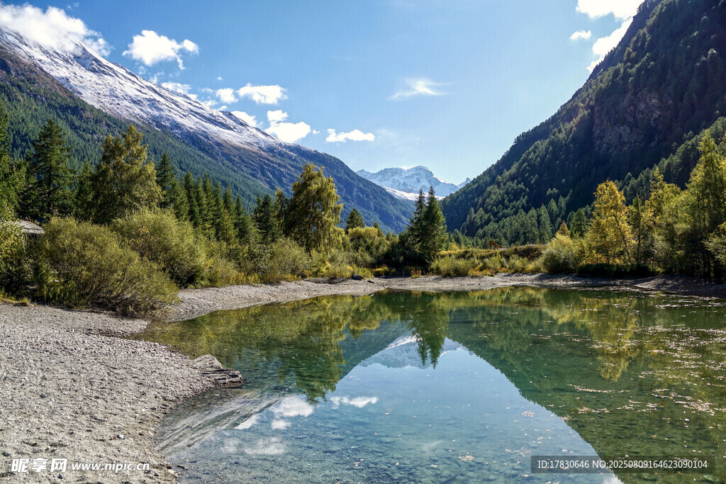 山間清澈湖泊與秀麗山景