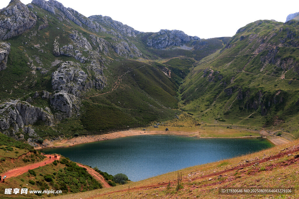 山間幽藍(lán)湖泊美景