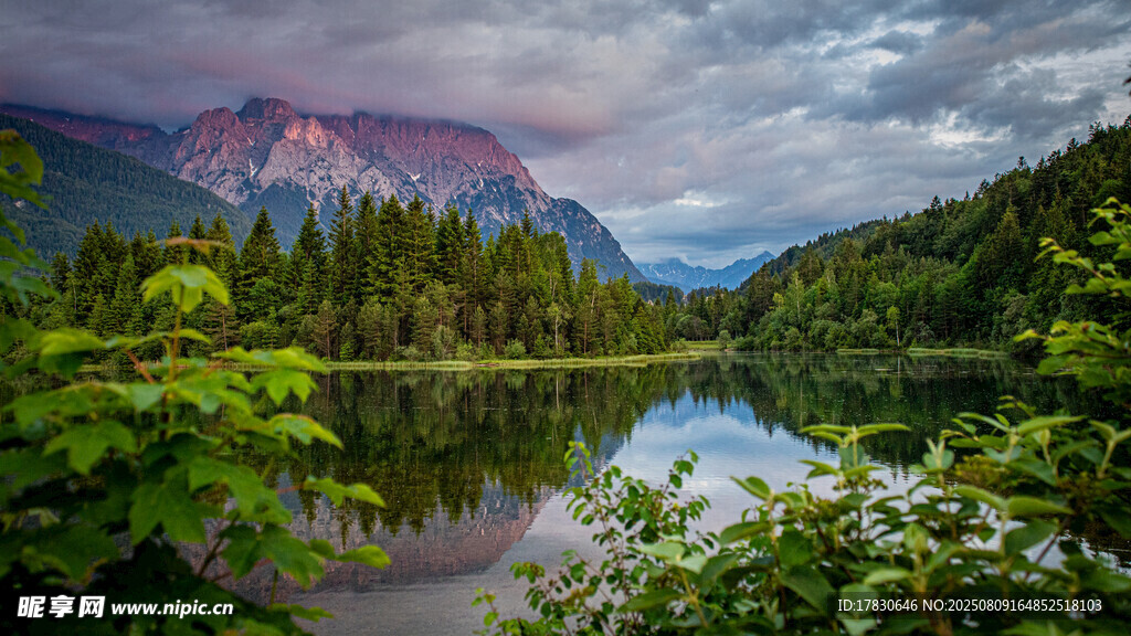 湖畔山林美景