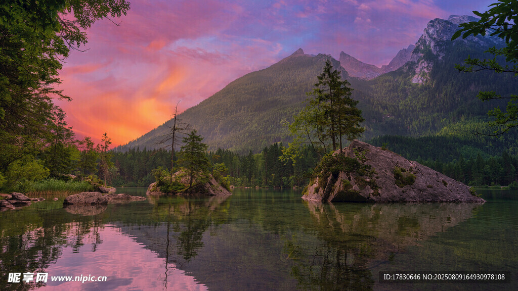 湖畔絢麗晚霞中的寧靜景致