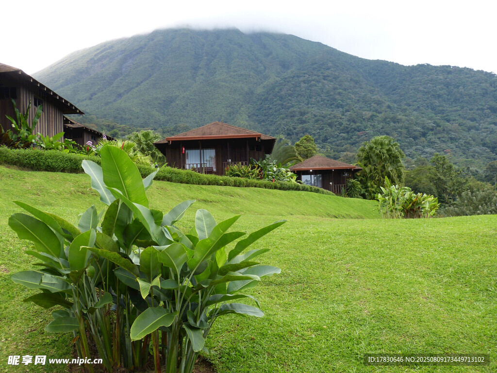 山間綠草地旁的溫馨小屋