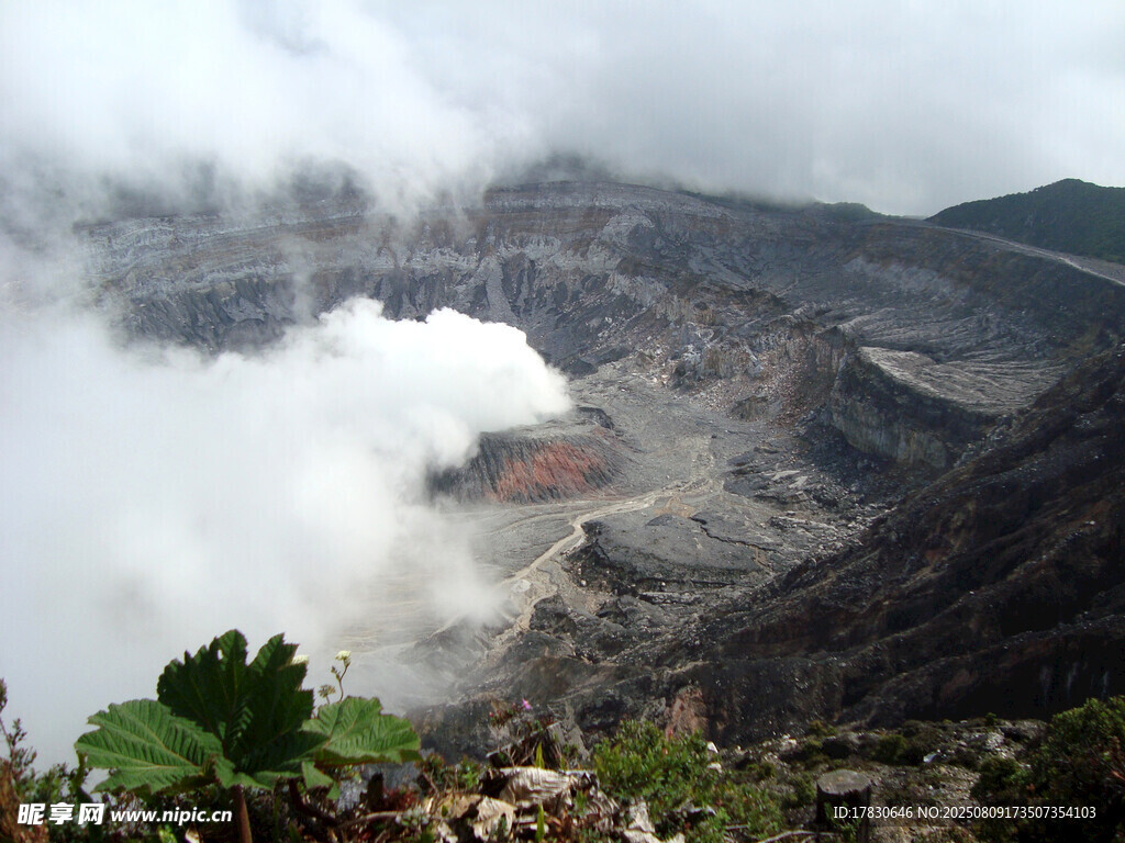 火山口煙霧繚繞景觀