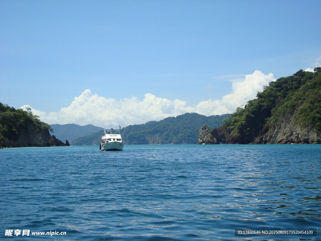 海上游船穿行于青山之間