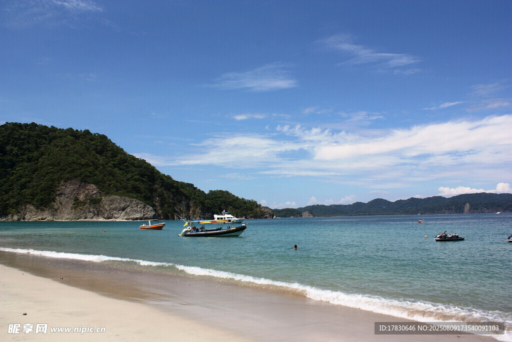 美麗海濱沙灘與海上船只