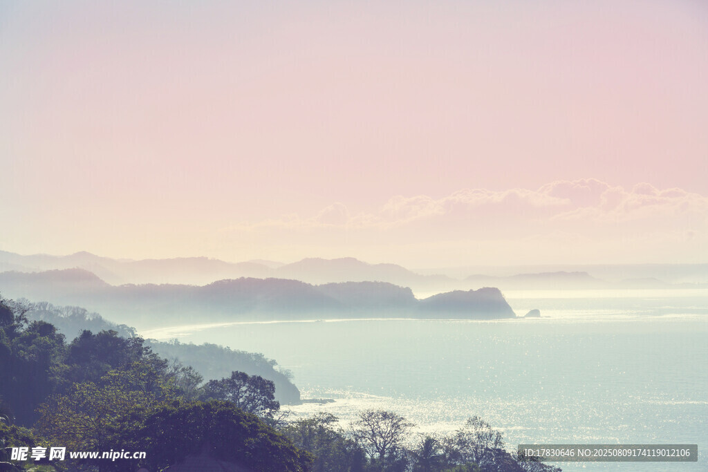 海邊山巒美景