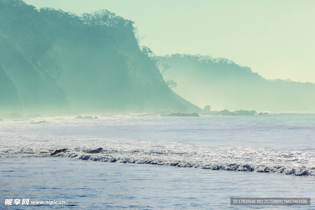 海邊青山間的朦朧美景