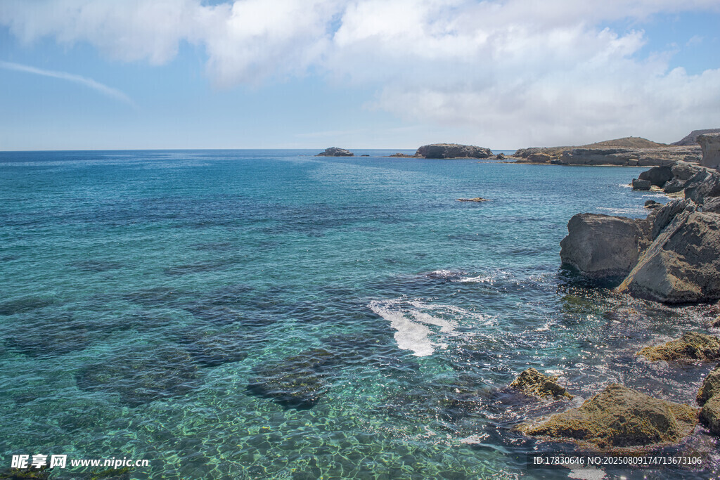 碧海藍天礁石海岸風光