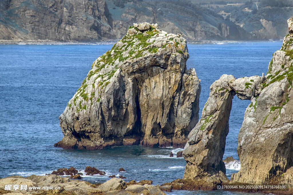 海邊嶙峋怪石景觀