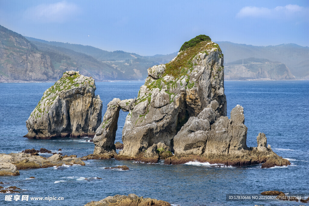 海邊嶙峋怪石景觀