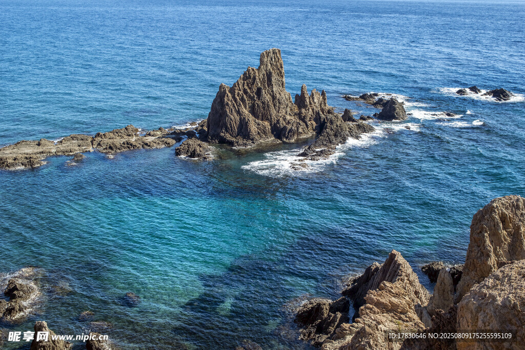 海邊嶙峋礁石與碧藍(lán)海水
