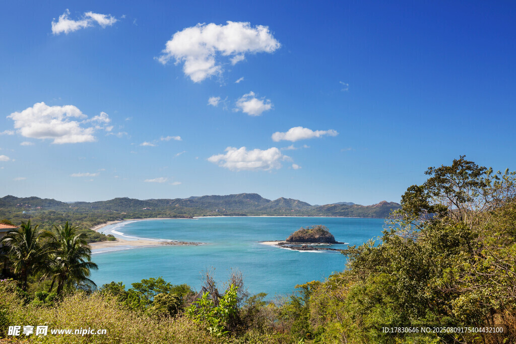 碧海藍(lán)天的美麗海岸風(fēng)光