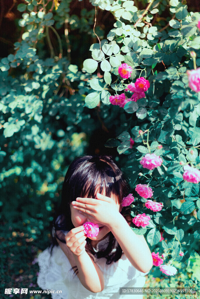 花叢中遮眼的可愛女孩
