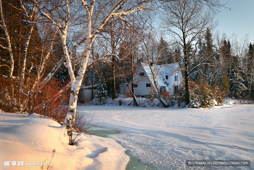 冬日雪景中的溫馨小屋
