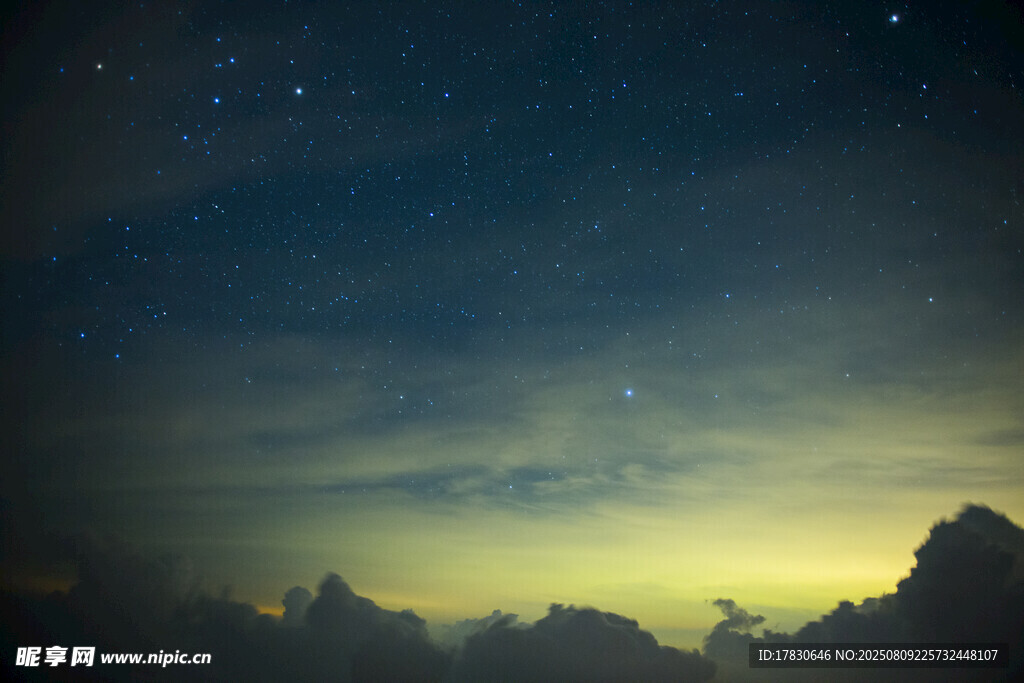 夜幕星空下的朦朧天際