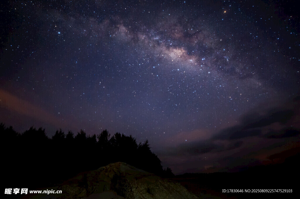 夜空下的璀璨星河與小屋