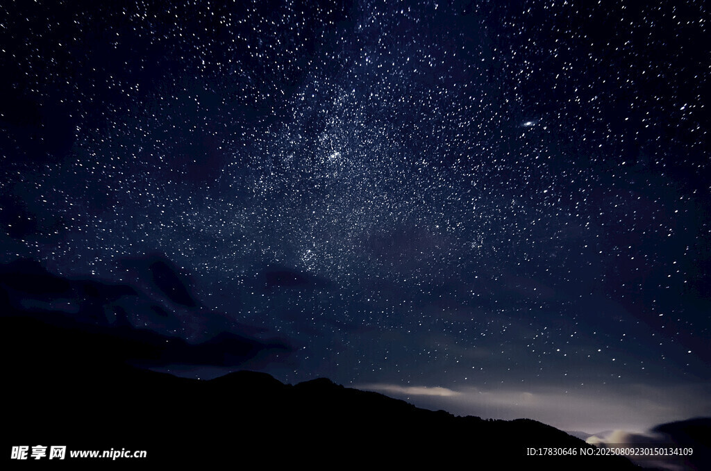 夜空繁星下的山巒美景