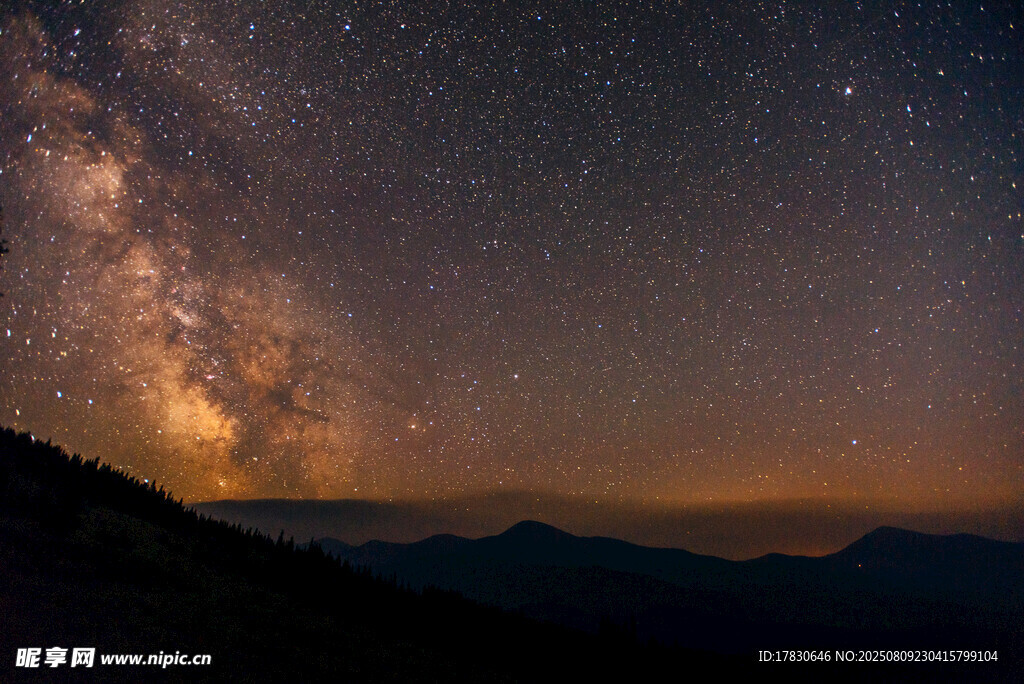 山間璀璨星空夜景