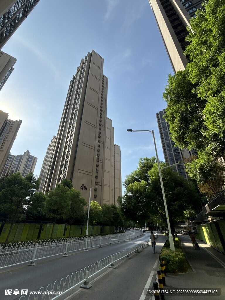 城市街道旁的高樓景觀