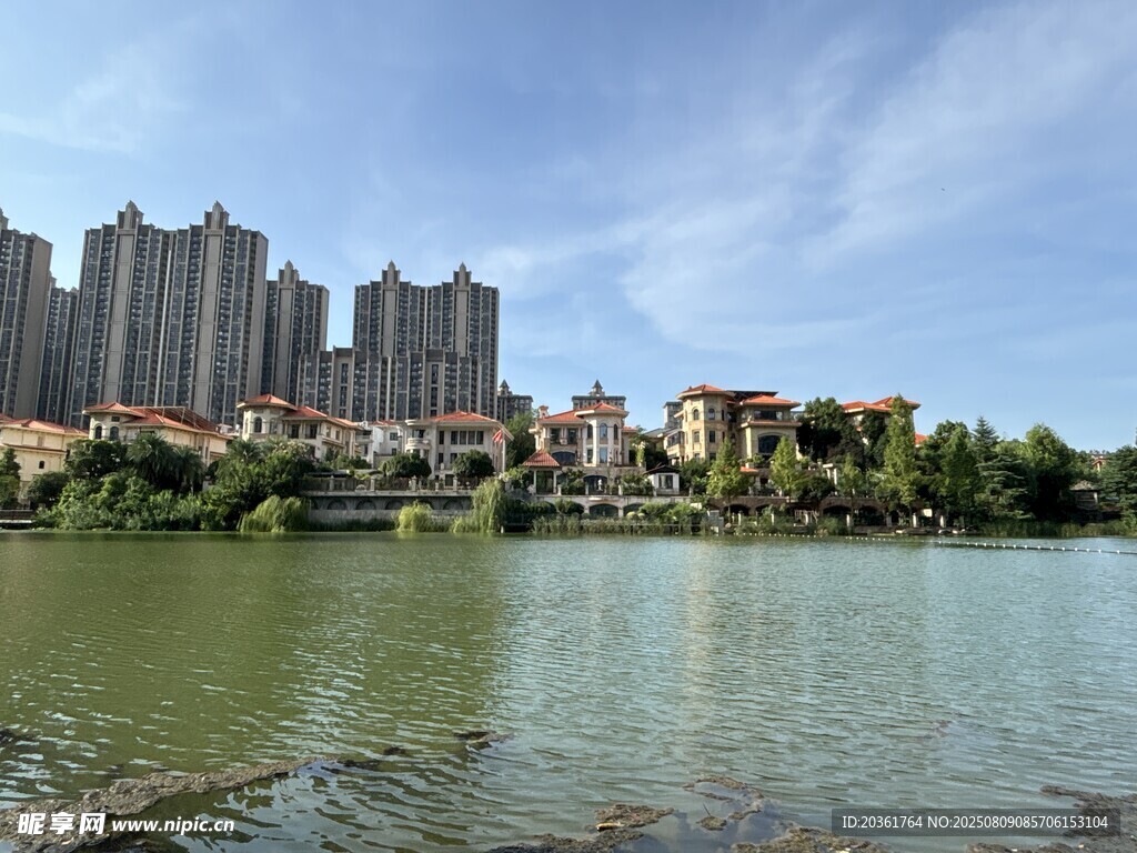 湖畔高樓林立的美麗景致