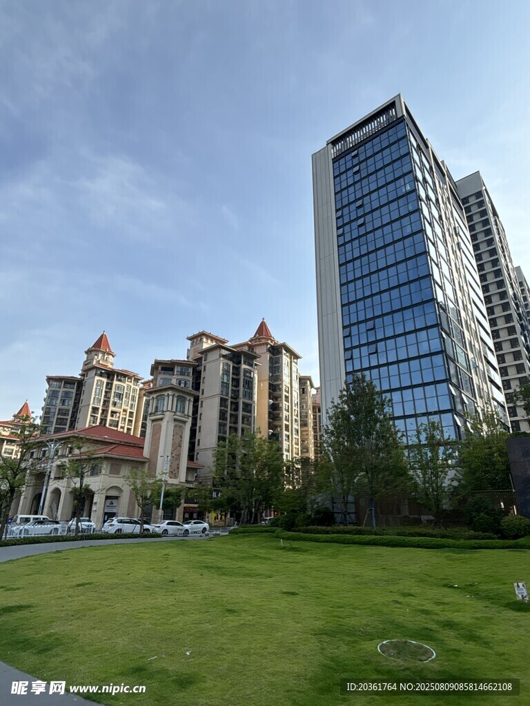 城市草坪旁的現代建筑景觀