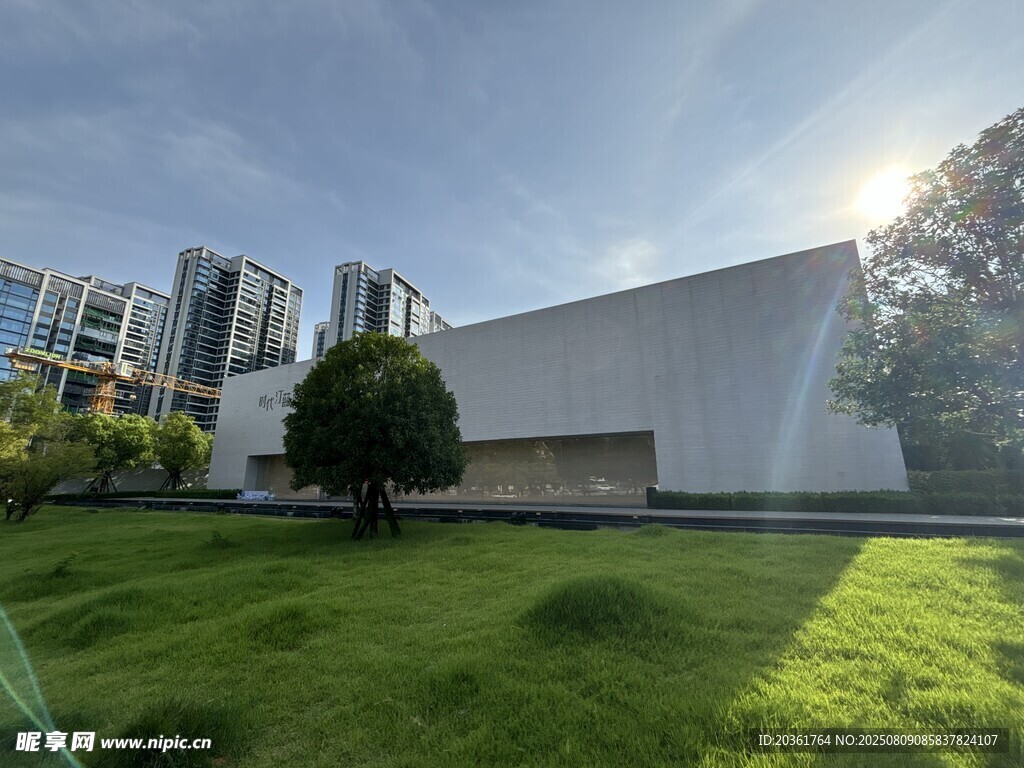 現代建筑旁的綠意景觀