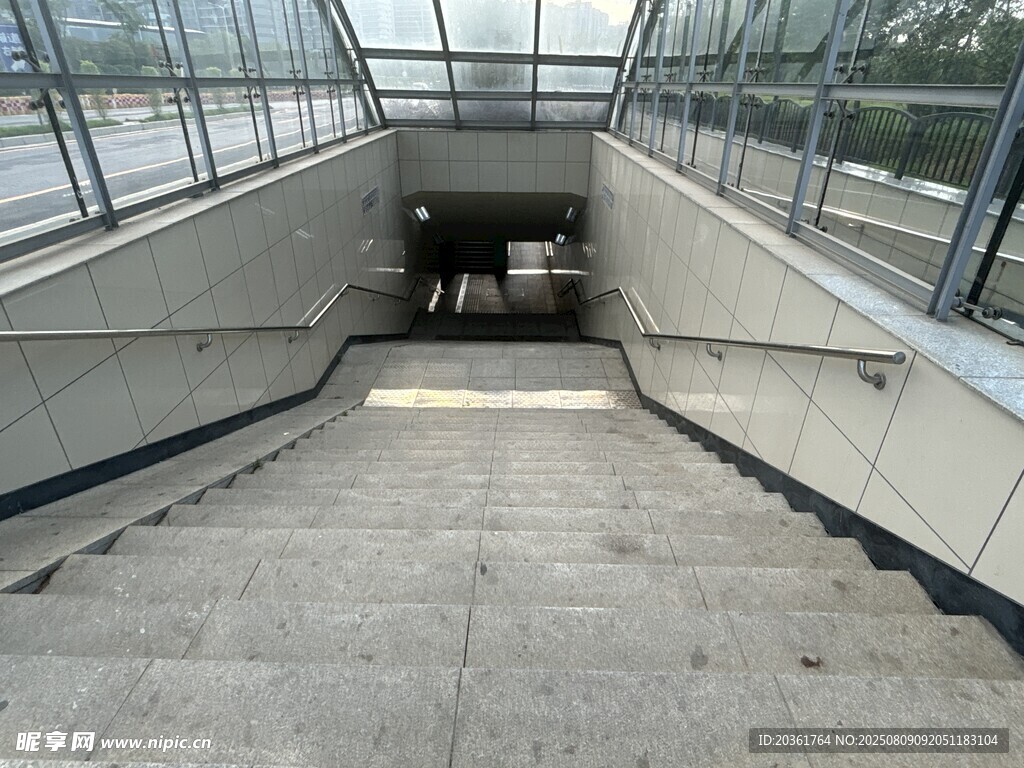 空曠的戶外階梯通道