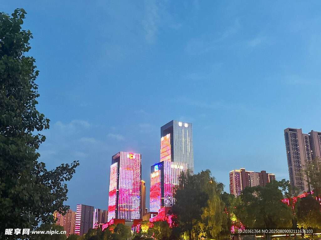 城市璀璨夜景高樓燈火
