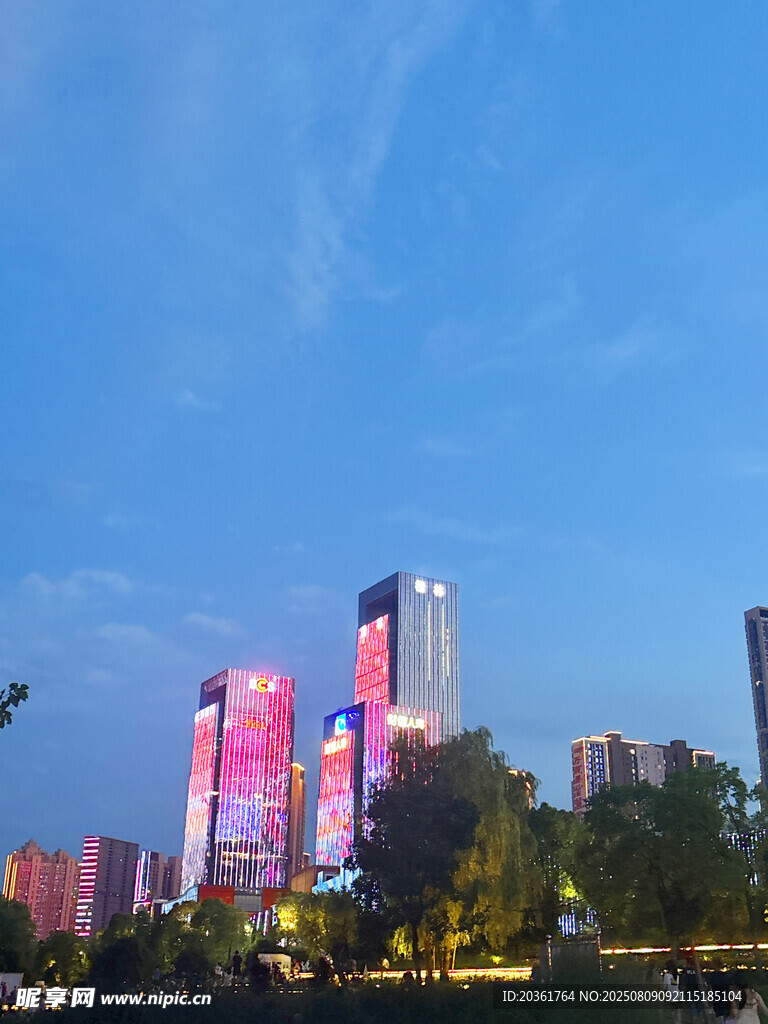 城市璀璨夜景高樓燈火