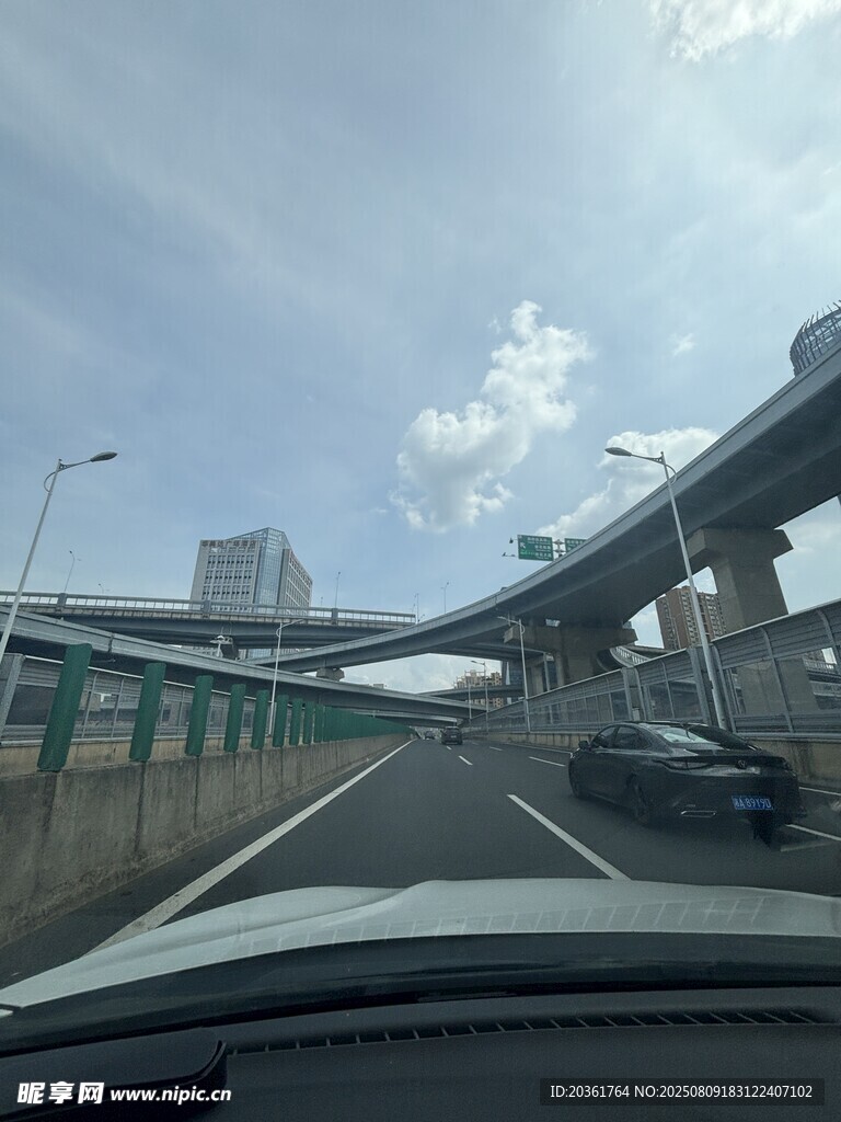 車內(nèi)視角看城市高架道路