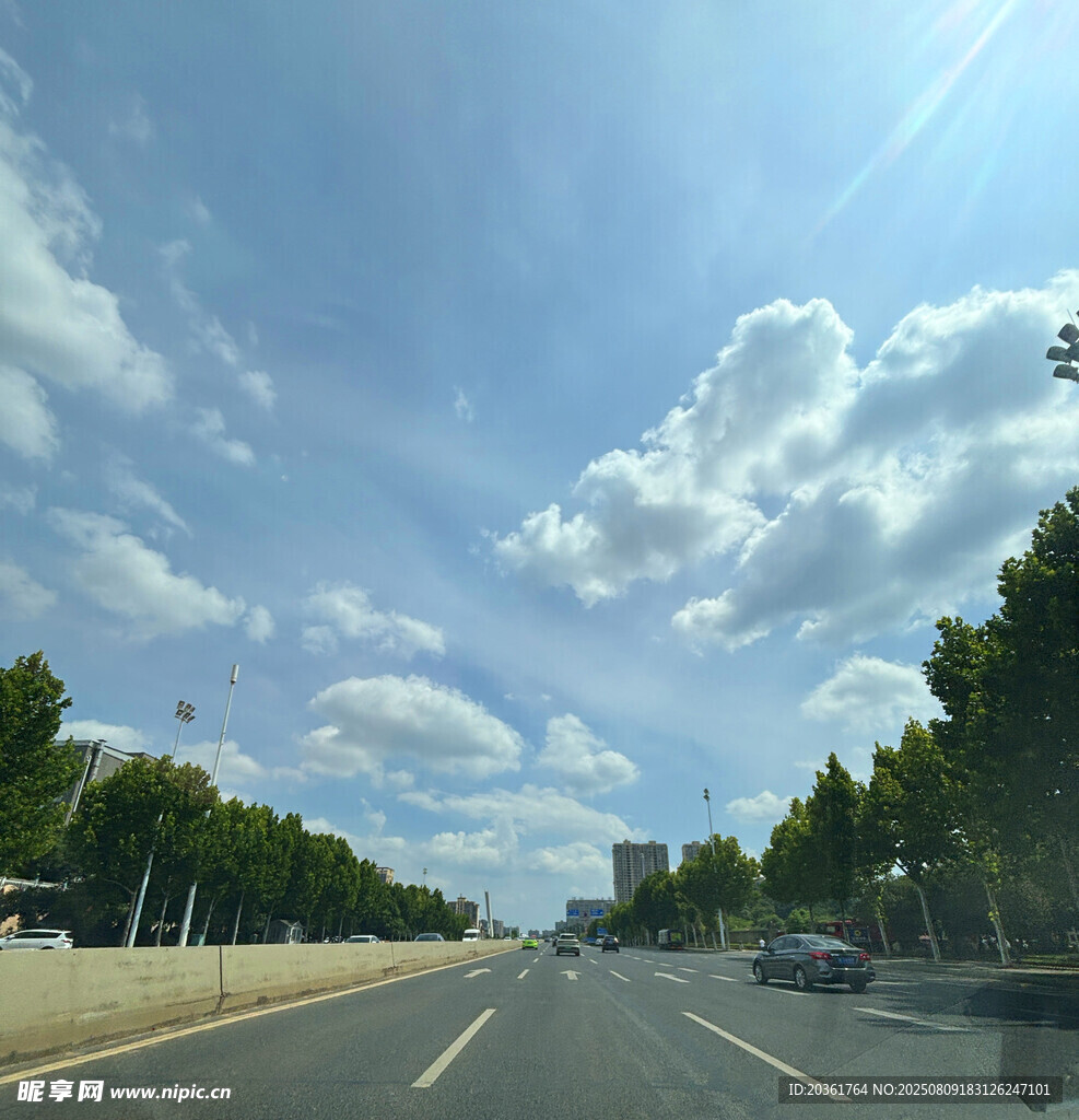 公路上的藍天白云綠樹