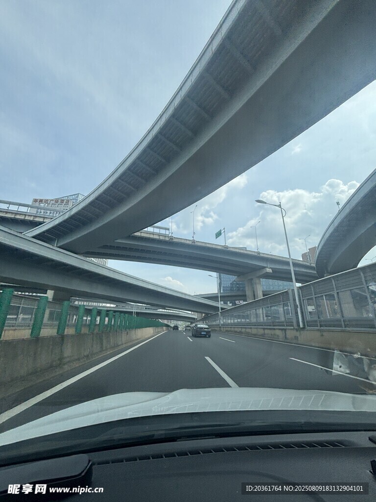 車內(nèi)視角看交錯高架橋