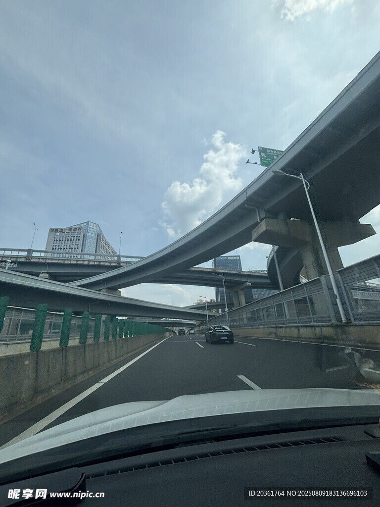 車內(nèi)視角看城市高架橋