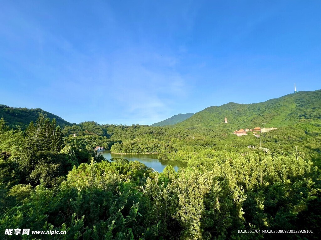 青山綠水間的秀麗風(fēng)光