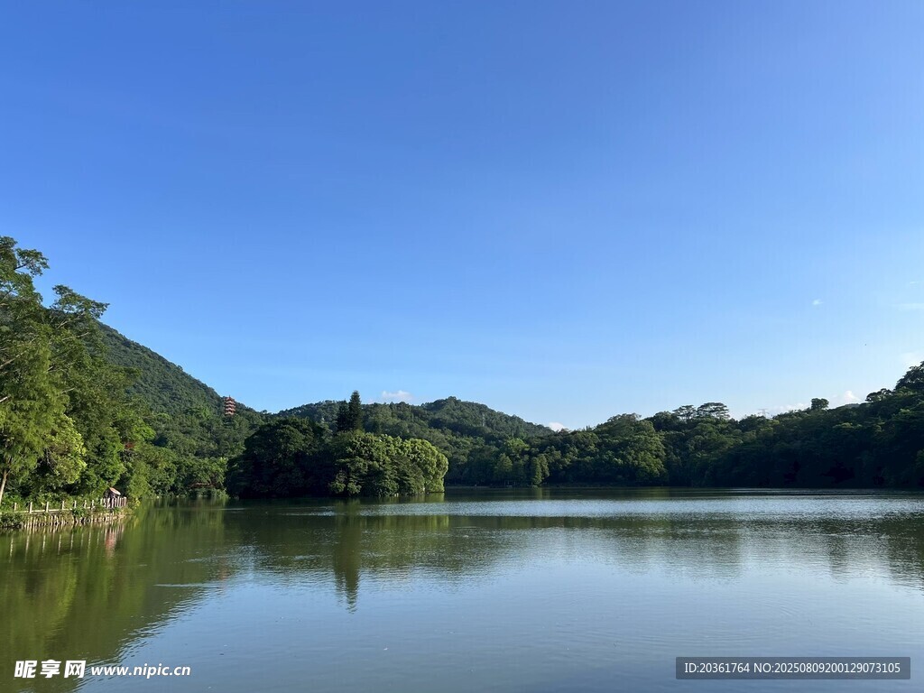 寧靜湖畔的青山綠樹風(fēng)光