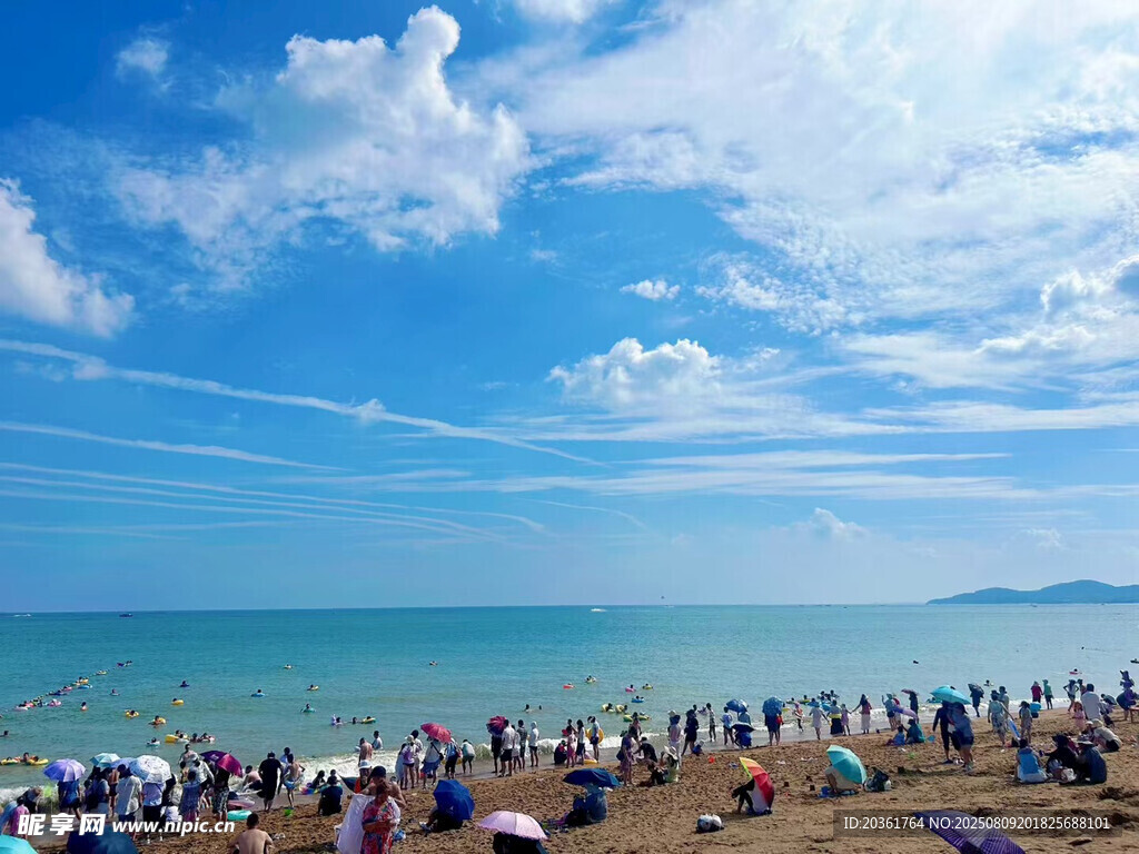 熱鬧海濱度假場景
