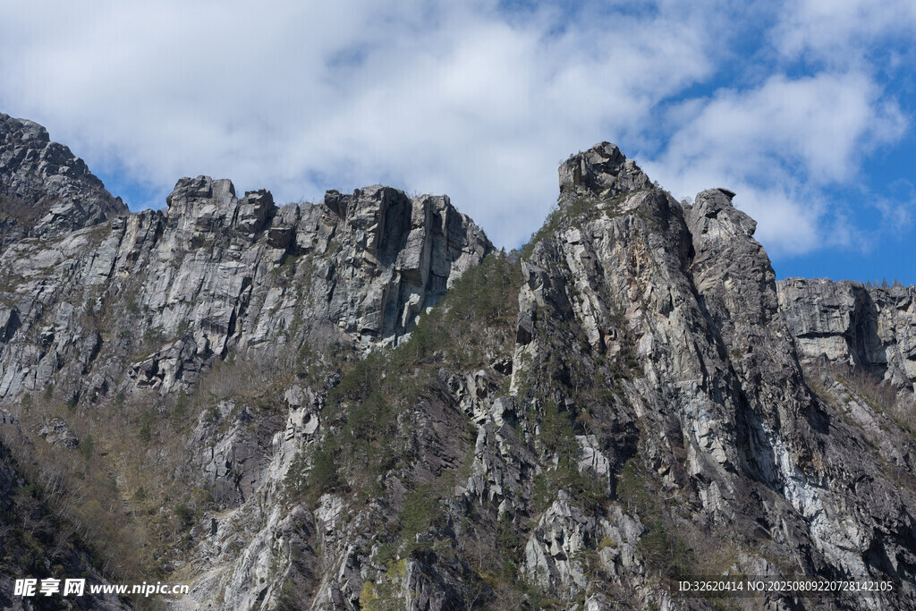 巍峨峻峭的山峰景觀