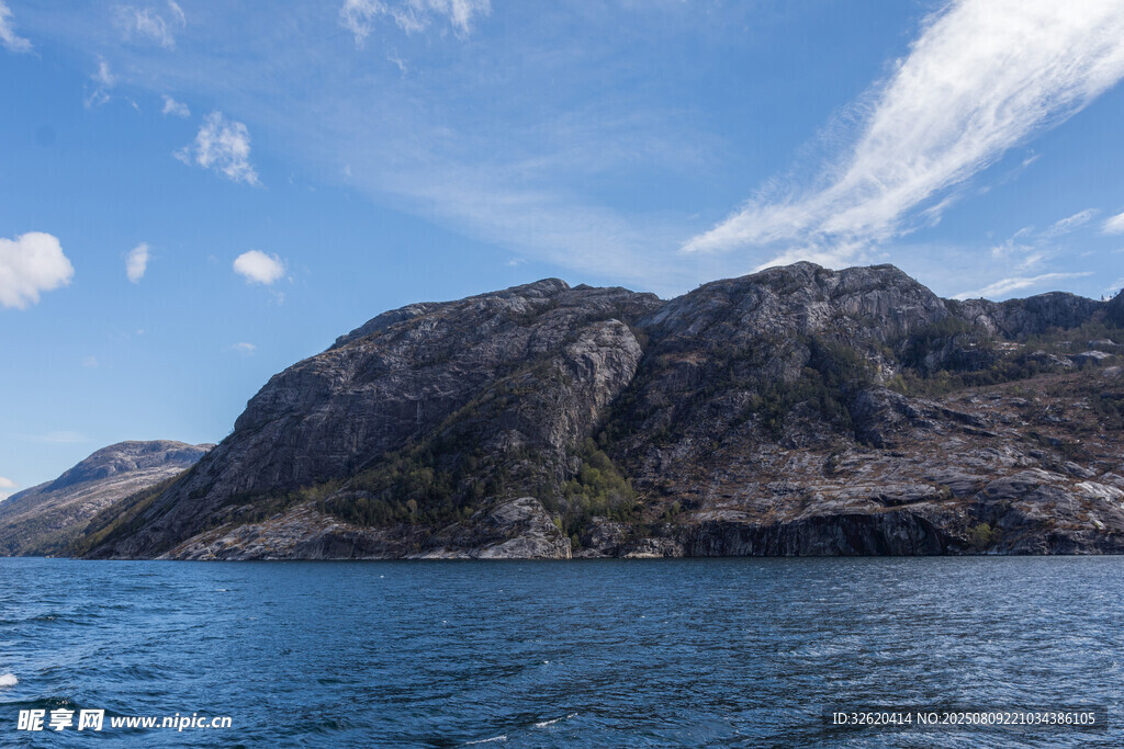 海邊巍峨山巒與蔚藍(lán)海水
