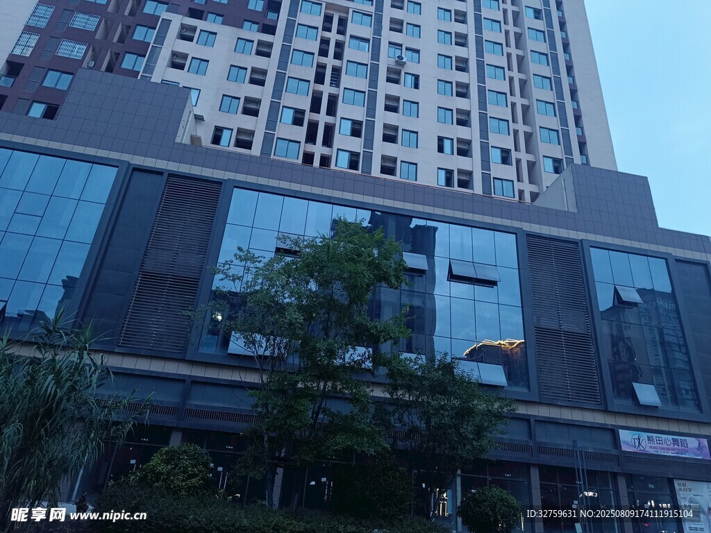 現(xiàn)代高層商業(yè)建筑外觀