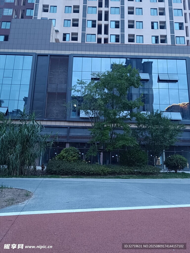 現(xiàn)代建筑旁的開闊戶外場地
