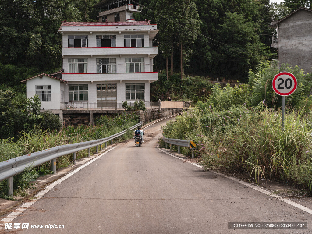鄉(xiāng)村公路旁的多層民居