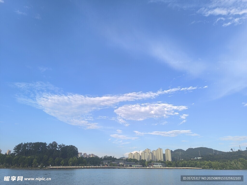 湖畔藍(lán)天美景
